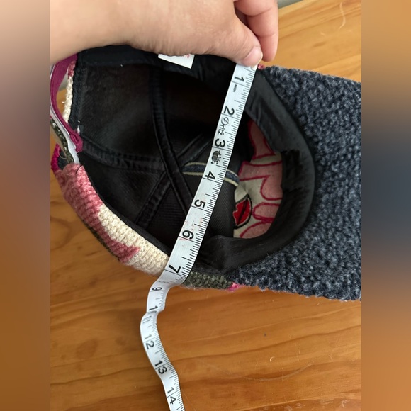 Chic women’s Pom-Pom Hat - Pink and Gray - Picture 9 of 10